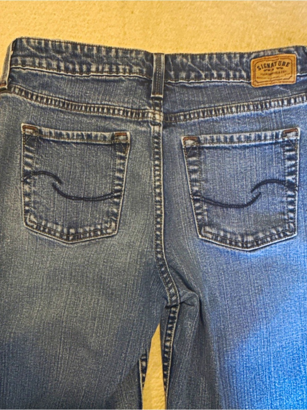 Signature Women's Light-Medium Blue Straight Leg Jeans